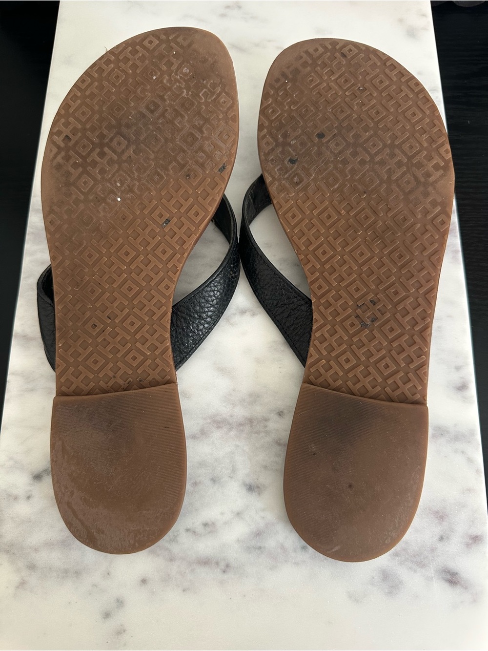 Tory Burch Black Leather Sandals with Gold Logo - Picture 3 of 3
